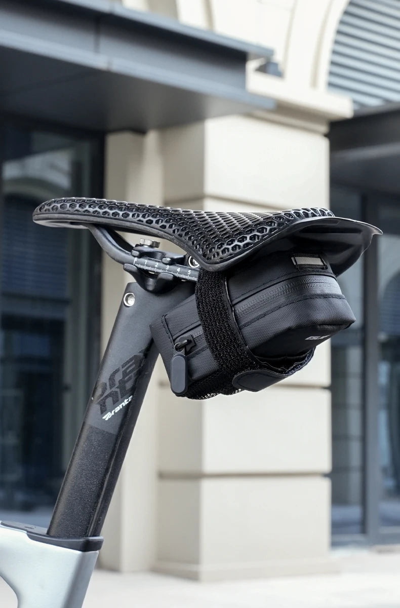 Petite sacoche de selle vélo montée sur un vélo de route, vue de profil