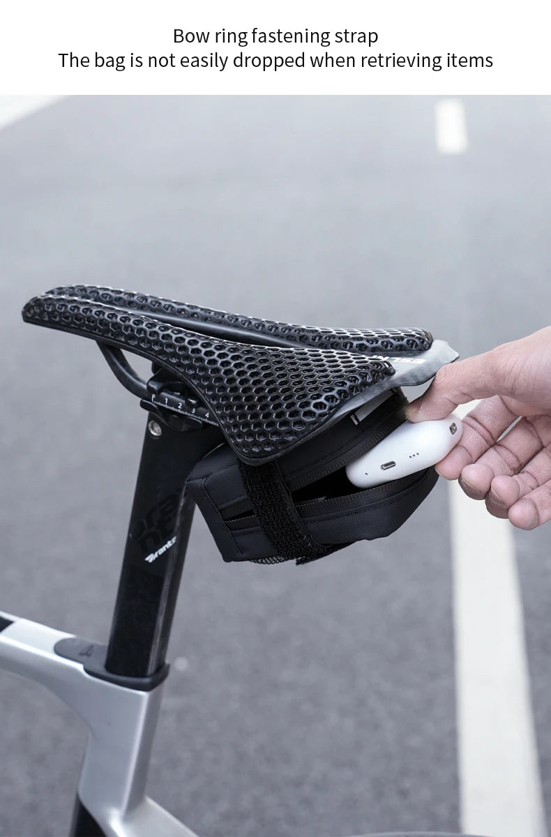 Sangle à boucle de la sacoche de selle vélo, main sortant un boîtier d'écouteurs