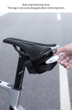 Sangle à boucle de la sacoche de selle vélo, main sortant un boîtier d'écouteurs