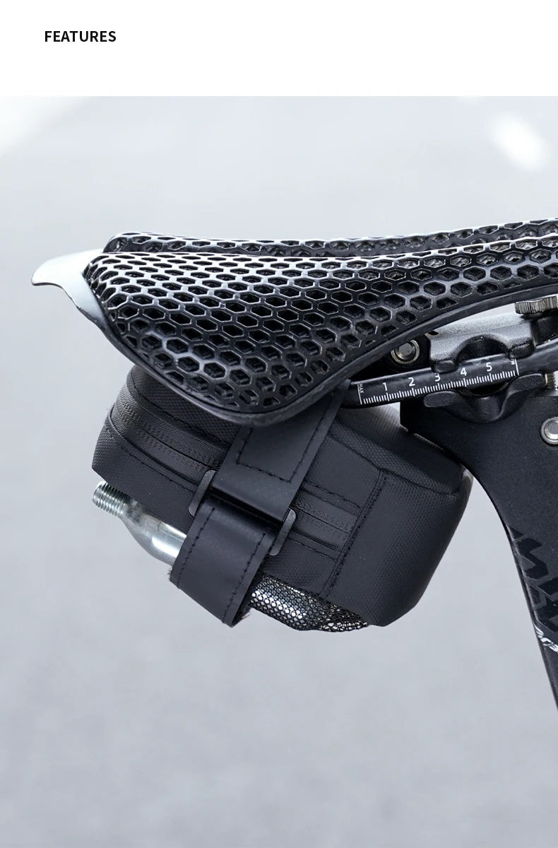 Sacoche de selle vélo ESLNF fixée sous une selle de route, cartouche CO2 visible