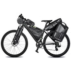 Vélo noir équipé du porte-bagage arrière et de ses sacoches, vue de profil