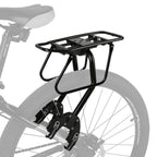 Porte-bagage VTT arrière en aluminium noir fixé par pinces au-dessus de la roue arrière d'un VTT