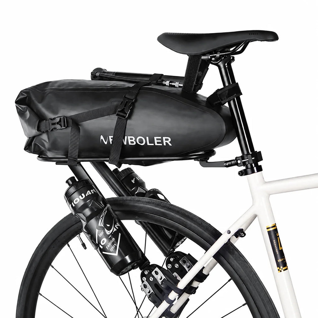 Sacoche noire montée sur le porte-bagages d'un vélo blanc, vue de côté