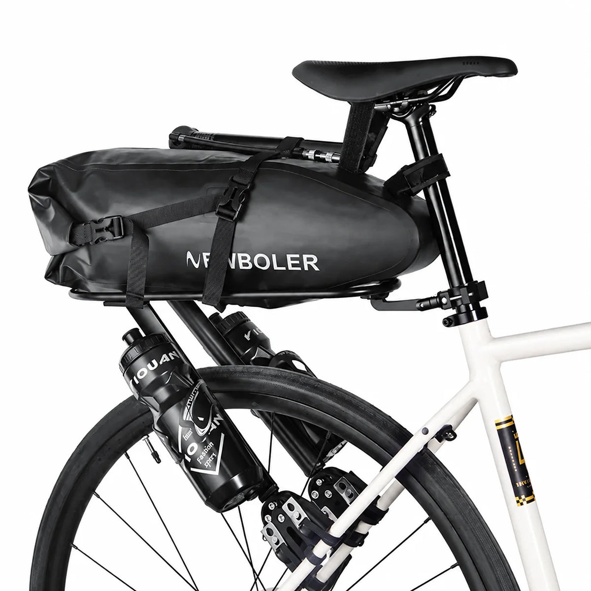 Sacoche noire montée sur le porte-bagages d'un vélo blanc, vue de côté