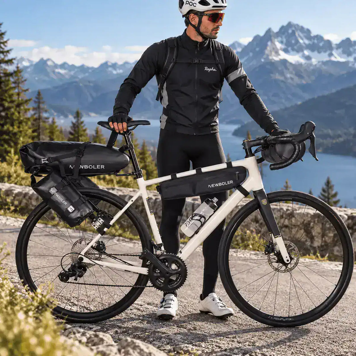 Cycliste et vélo de gravel équipé du porte-bagages arrière, en bord de route