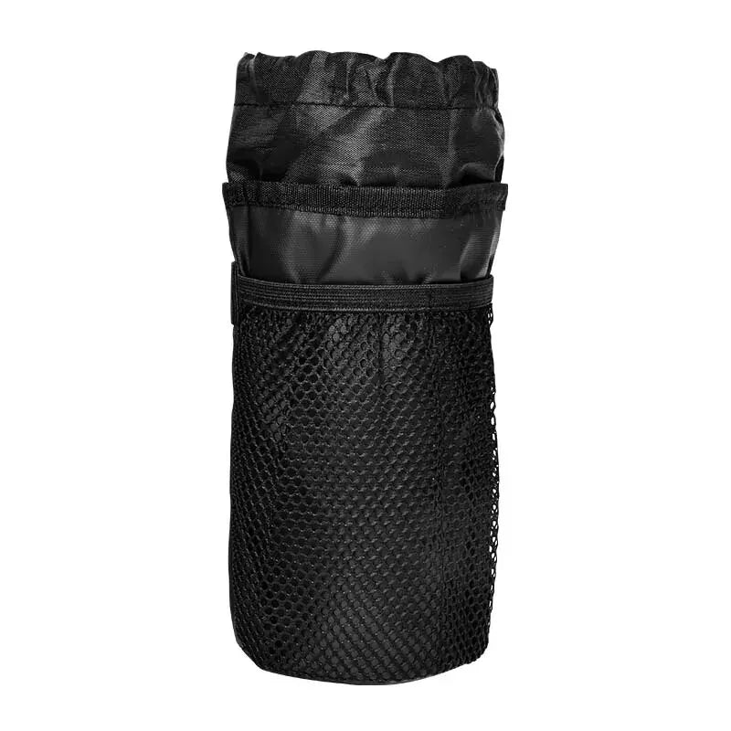 Porte-bidon de velo noir en filet avec ouverture a cordon, presente sur fond blanc.