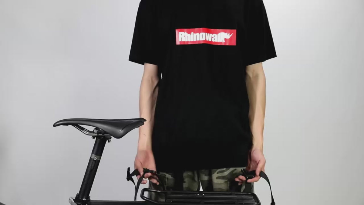 Démonstration de la sacoche de porte-bagages vélo étanche 20 L en utilisation