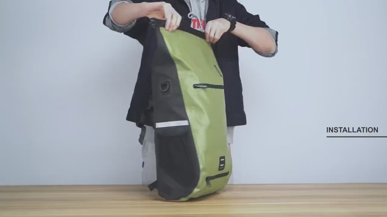 Installation de la sacoche sur un porte-bagages arrière de vélo