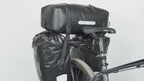 Démonstration de la sacoche vélo porte-bagage 3 en 1 : ouverture du sac supérieur, fixation sur le porte-bagages, bandes réfléchissantes de nuit et arrosage à l'eau