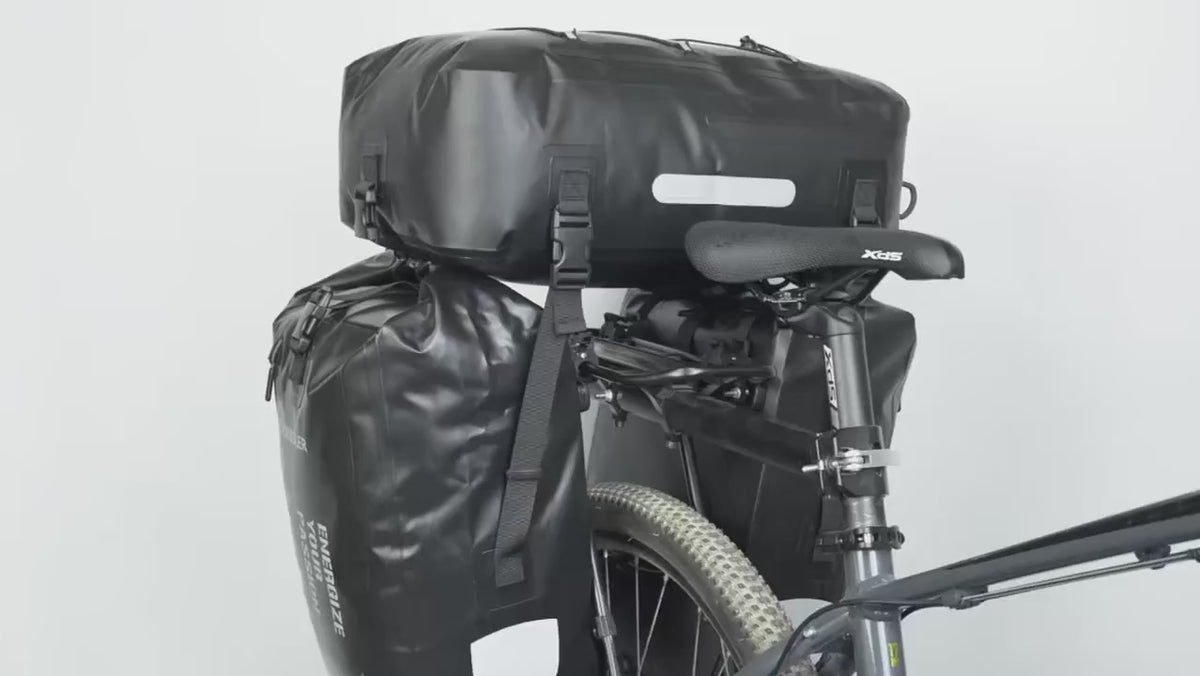 Démonstration de la sacoche vélo porte-bagage 3 en 1 : ouverture du sac supérieur, fixation sur le porte-bagages, bandes réfléchissantes de nuit et arrosage à l'eau