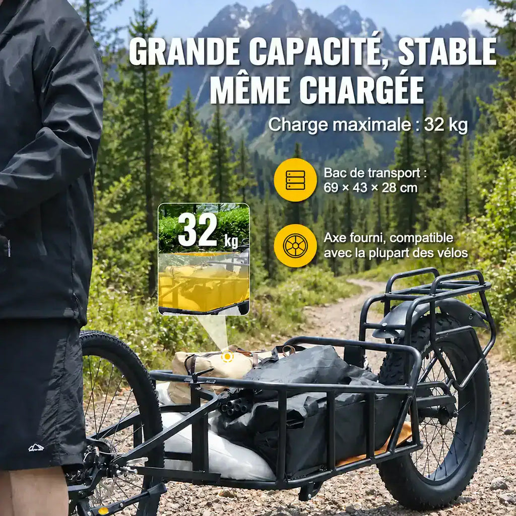 Remorque vélo chargée de sacs sur un chemin de montagne, charge maximale 32 kg et bac de 69 × 43 × 28 cm