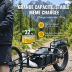 Remorque vélo chargée de sacs sur un chemin de montagne, charge maximale 32 kg et bac de 69 × 43 × 28 cm