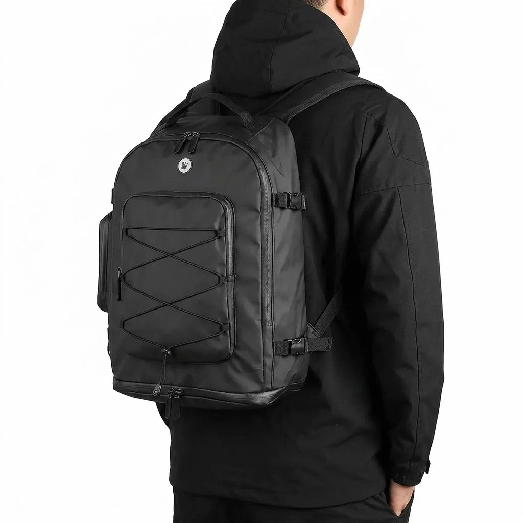 Homme portant un sac à dos vélo urbain noir avec sangles croisées vu de dos