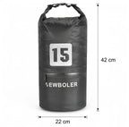 Sac sec etanche noir de 15 litres presente sur fond blanc avec ses dimensions 42 x 22 cm.