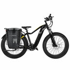 Sacoche arriere noire installee sur un velo electrique fat bike noir a gros pneus, vue de cote