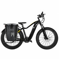 Sacoche arriere noire installee sur un velo electrique fat bike noir a gros pneus, vue de cote