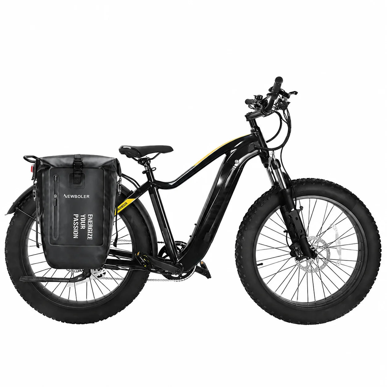 Sacoche arriere noire installee sur un velo electrique fat bike noir a gros pneus, vue de cote