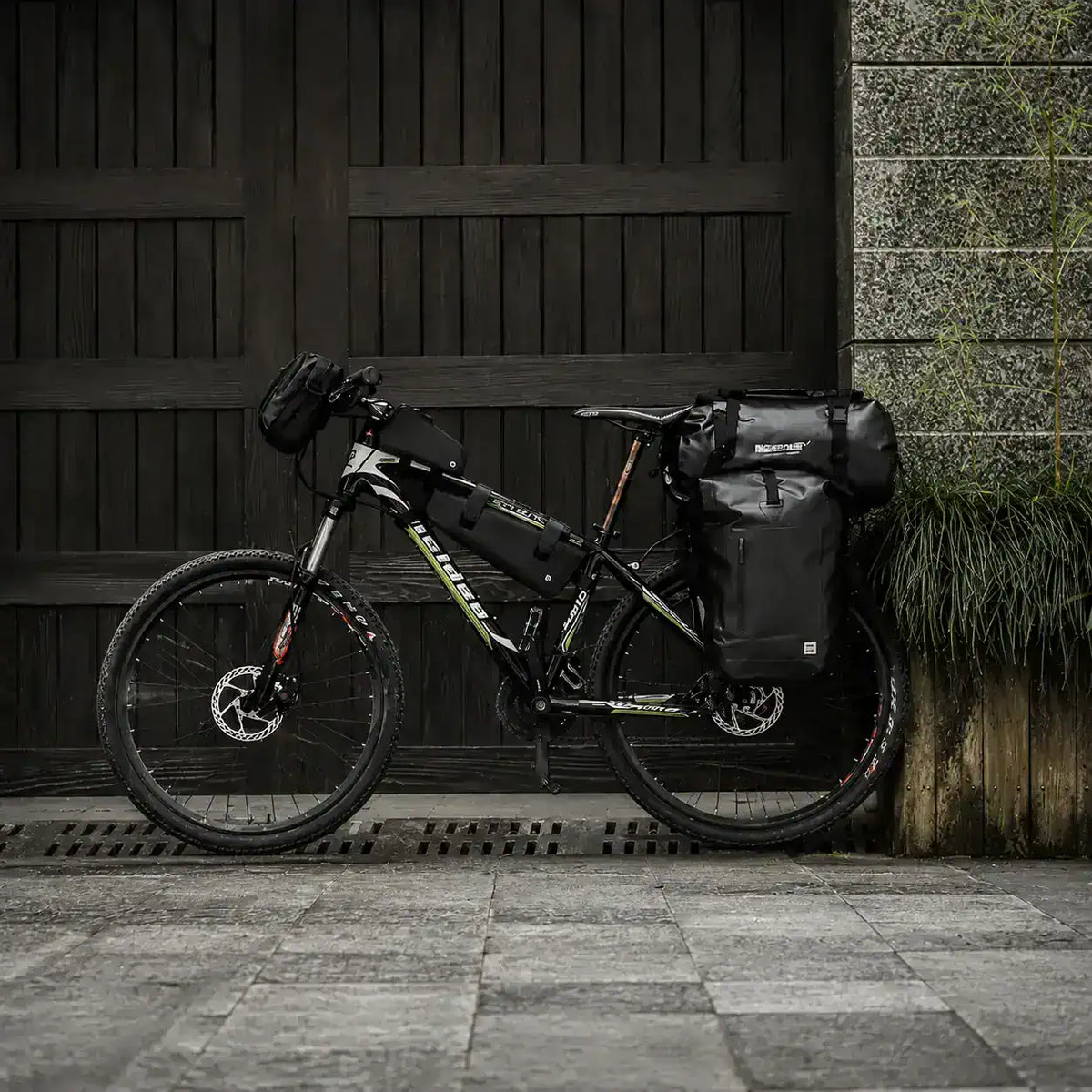 Sacoche de bikepacking 20 L installée sur un porte-bagages arrière