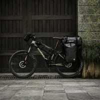 Sacoche de bikepacking 20 L installée sur un porte-bagages arrière