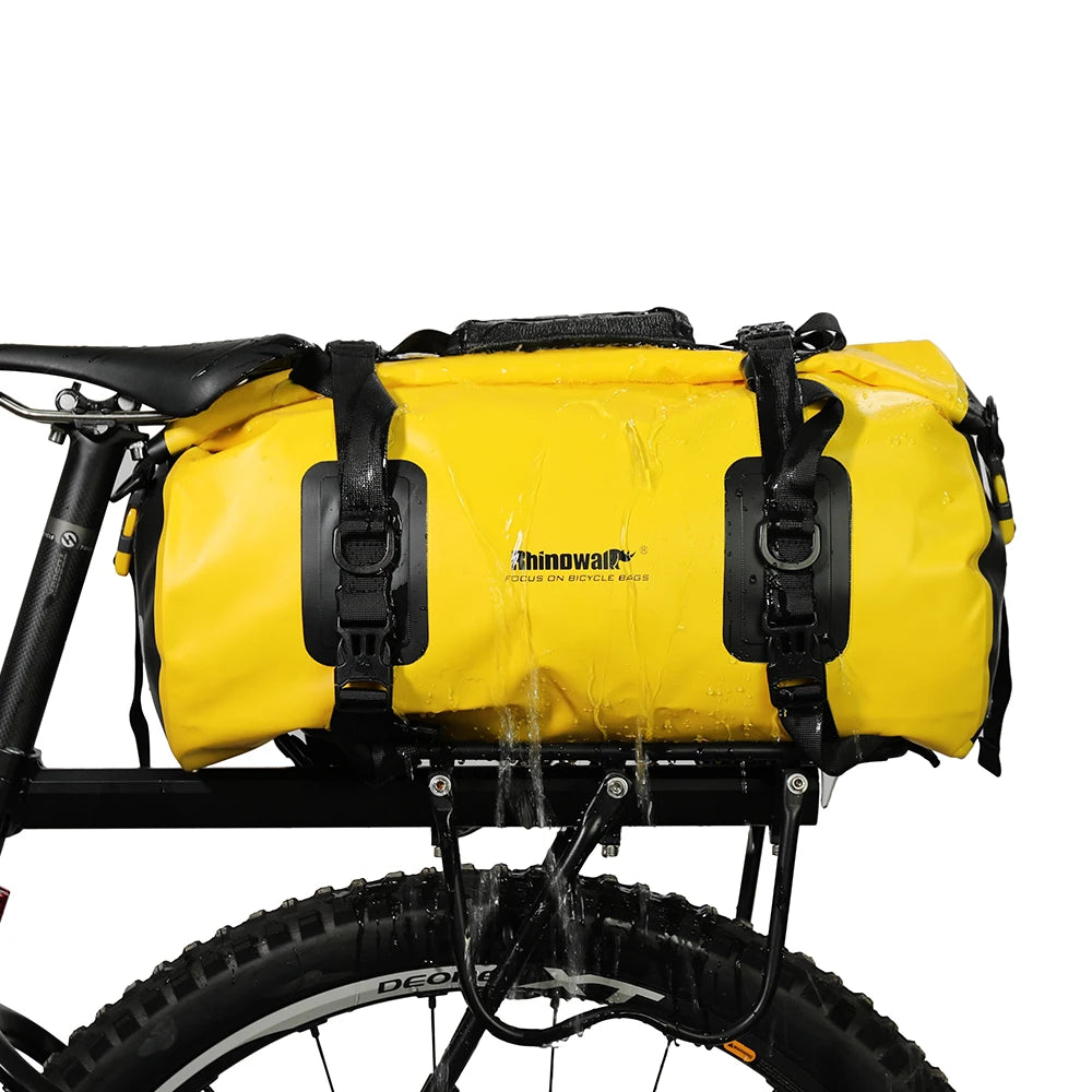 Sacoche de bikepacking noire 20 L installée sur un vélo de randonnée
