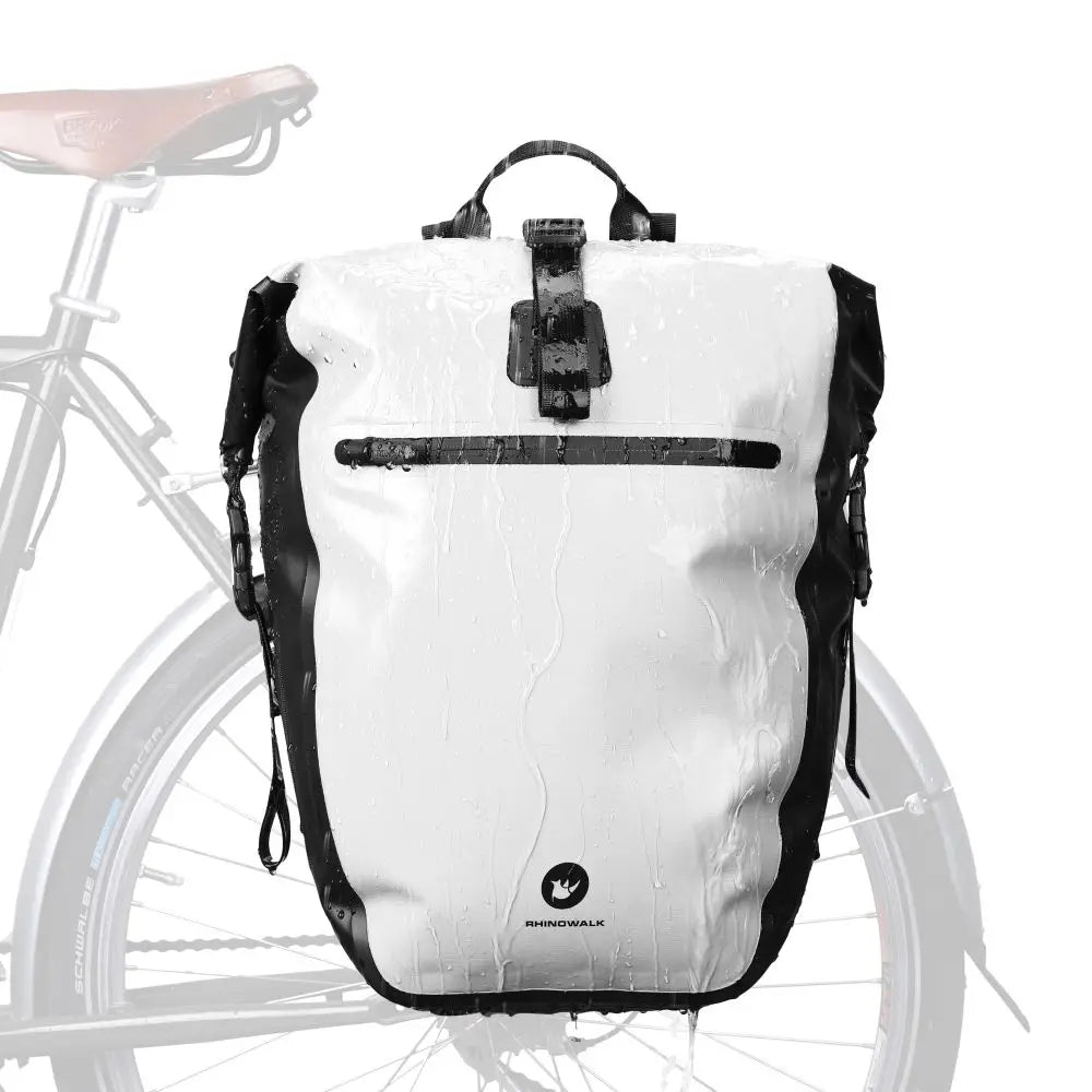 Sacoche jaune étanSacoche vert olive étanche gouttes eau impérméable porte-bagages test pluieche gouttes eau test impérméabilité porte-bagages pluie