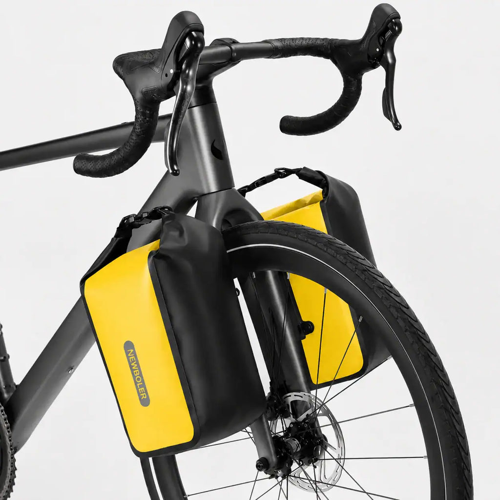 Sacoche de cadre et sacoche de fourche jaunes Newboler sur un vélo gravel noir