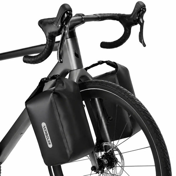 Sacoche de fourche bikepacking 2x10L noire montée sur vélo gravel