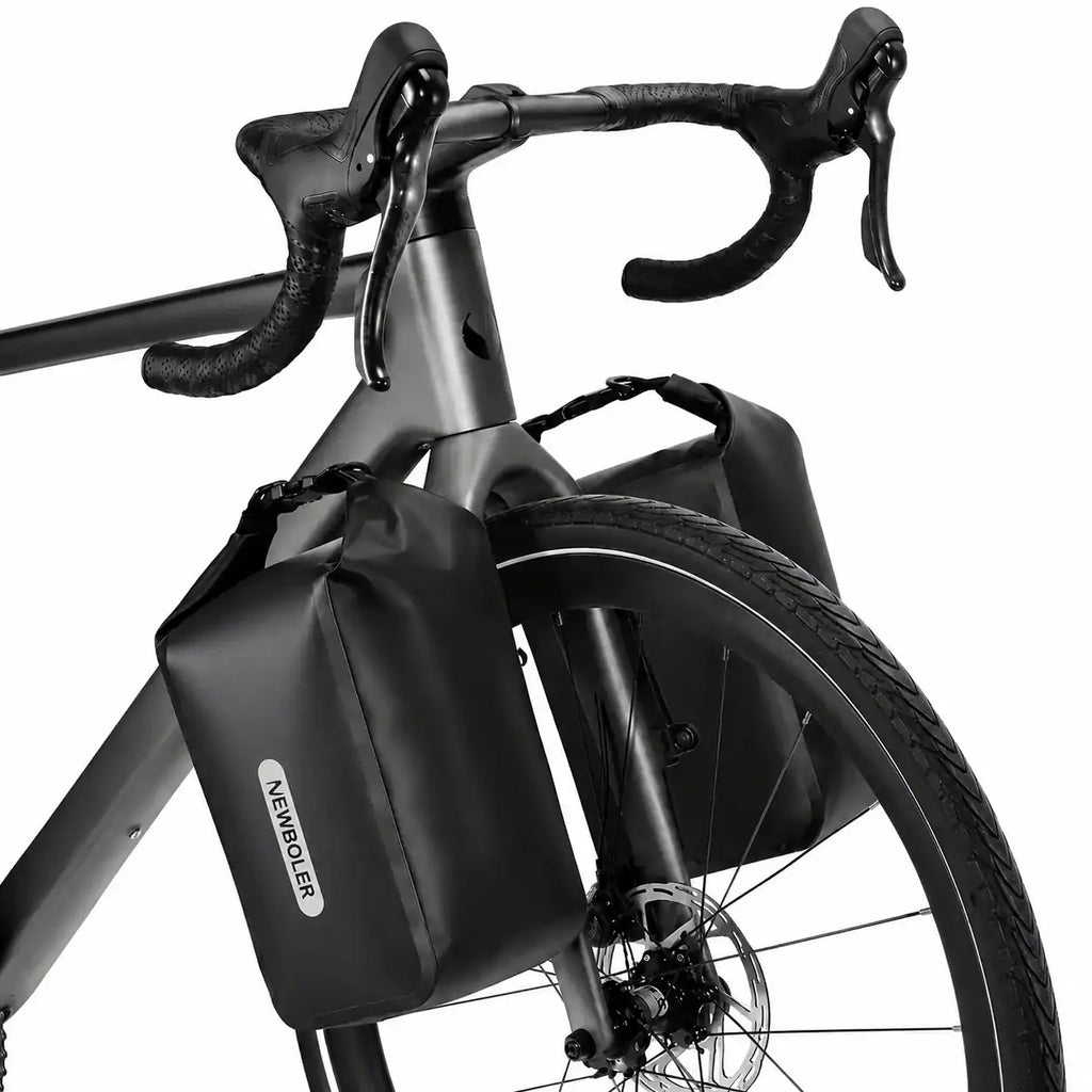 Sacoche de cadre et fourche noires Newboler sur un vélo gravel gris vue avant