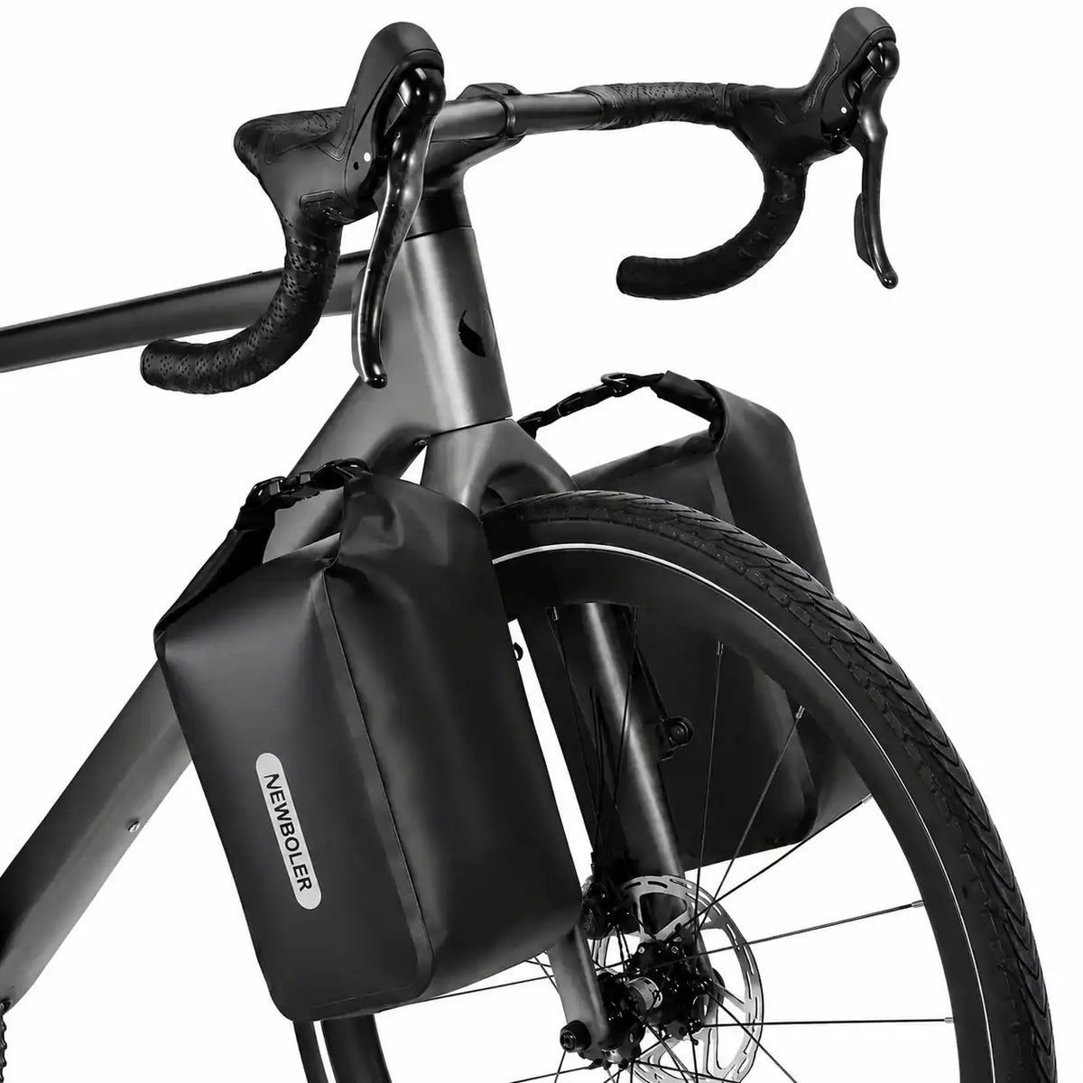 Sacoche de cadre et fourche noires Newboler sur un vélo gravel gris vue avant