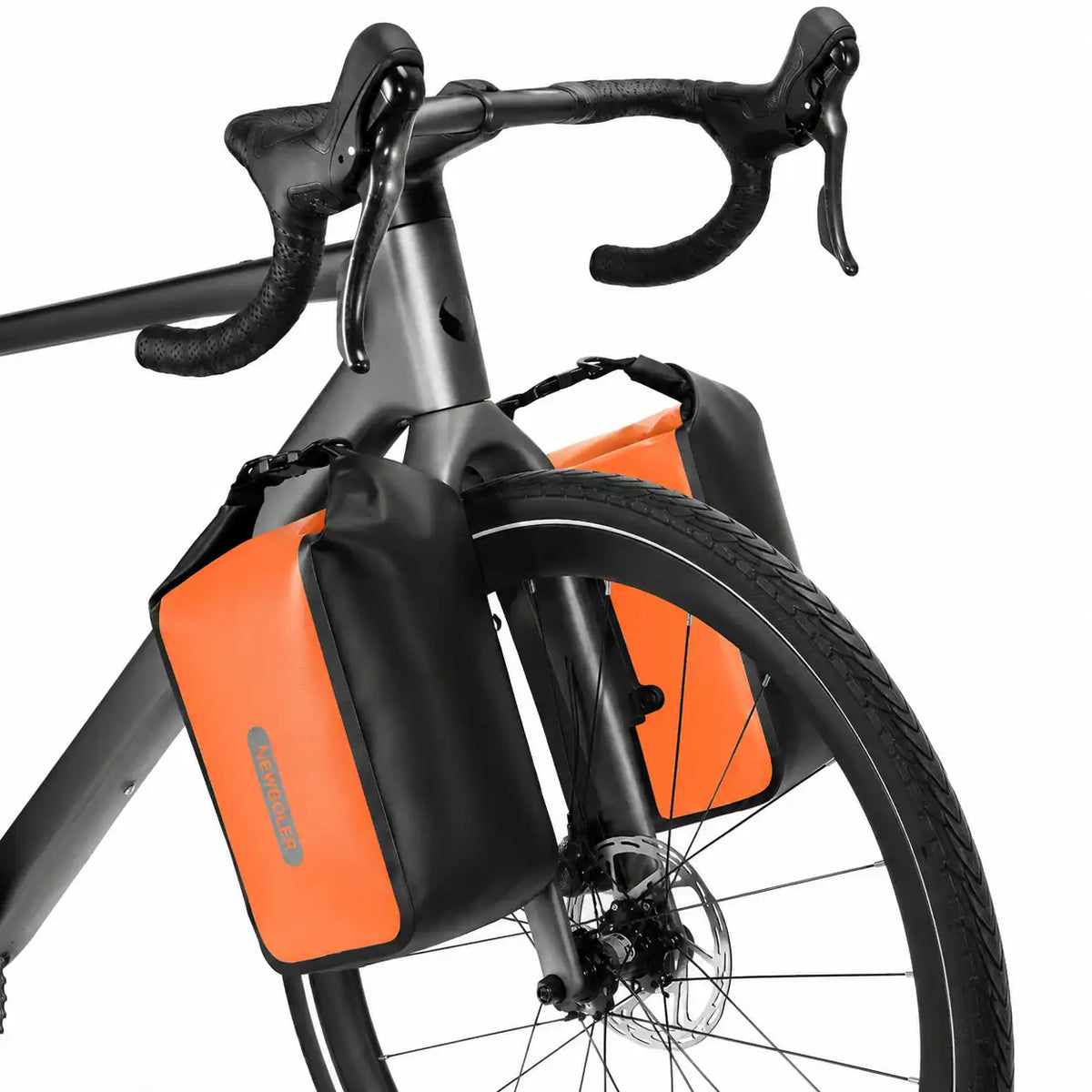 Sacoche de cadre et de fourche orange sur un vélo gravel gris vue avant