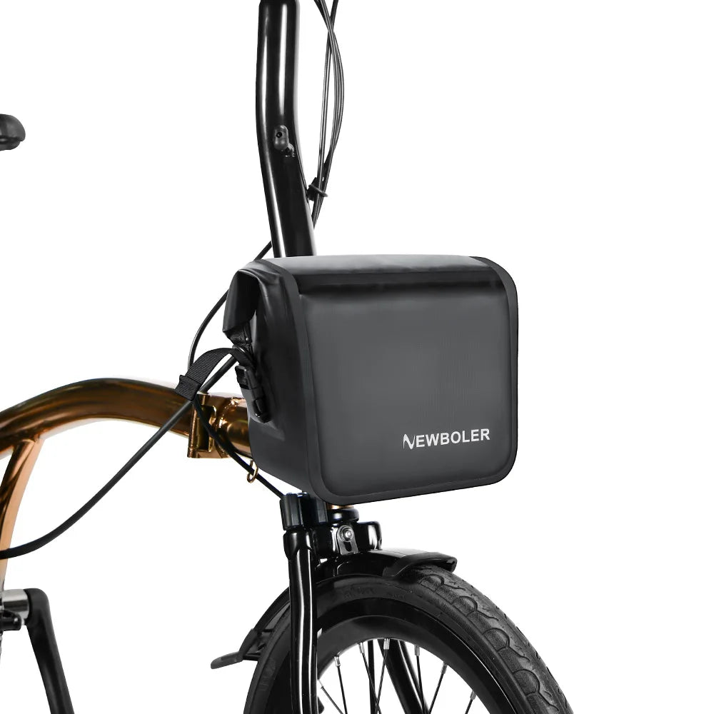Gros plan sur une sacoche de cadre noire compacte installee sur un velo pliant avec roue avant doree.