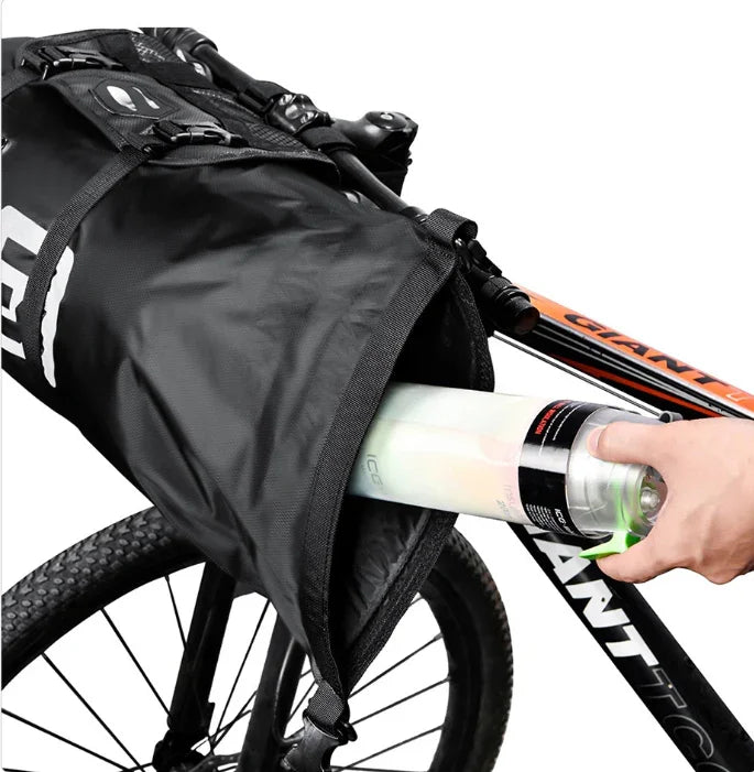 Sacoche de cadre triangulaire noire installee dans le triangle d un velo, avec une main sortant une bouteille.
