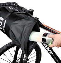 Sacoche de cadre triangulaire noire installee dans le triangle d un velo, avec une main sortant une bouteille.