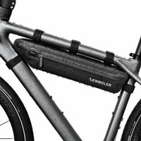 Sacoche triangulaire noire installee sur le cadre d'un velo, vue rapprochee avec fixations sangles.