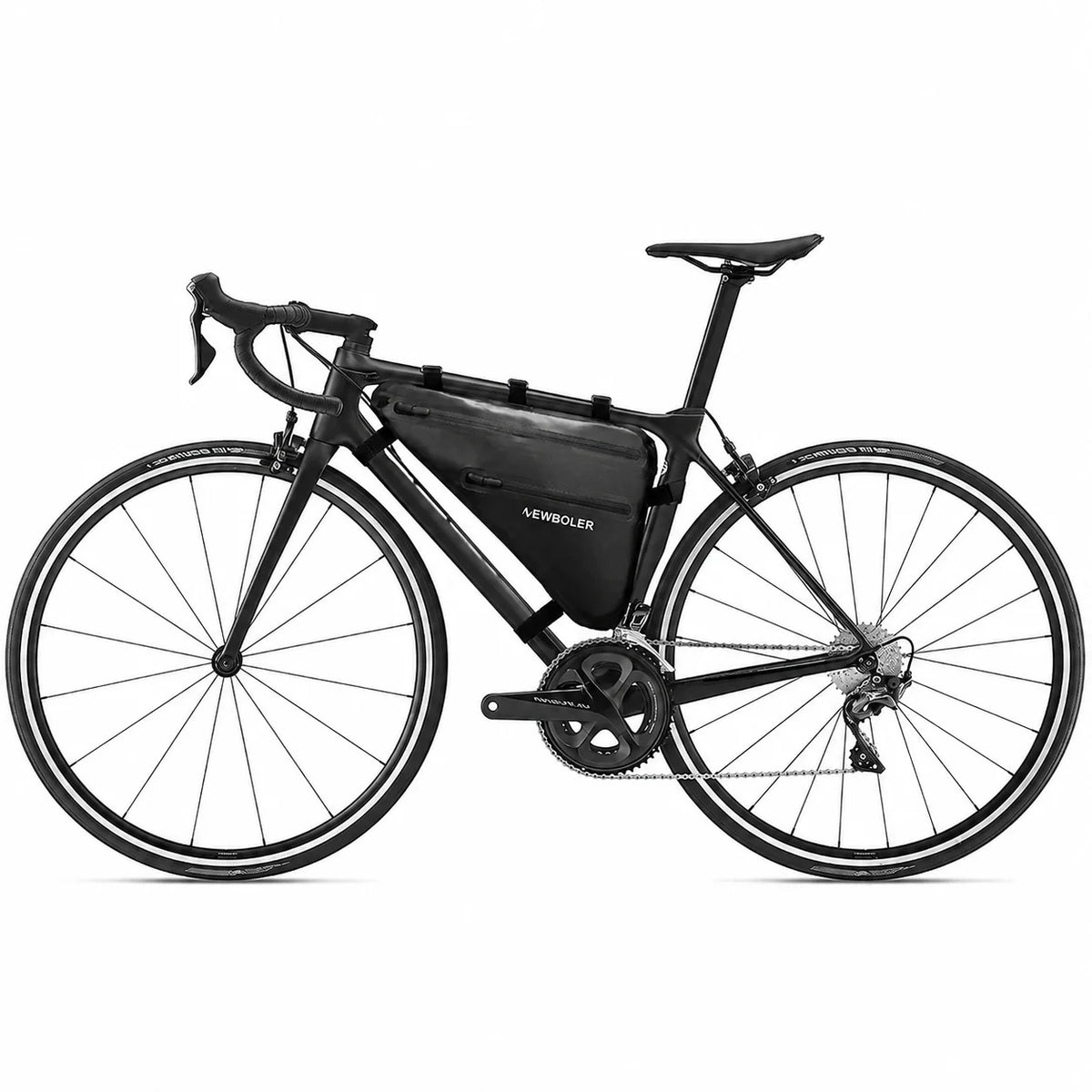 Sacoche triangulaire noire installee dans le cadre d un velo de route noir, vue de profil sur fond blanc.