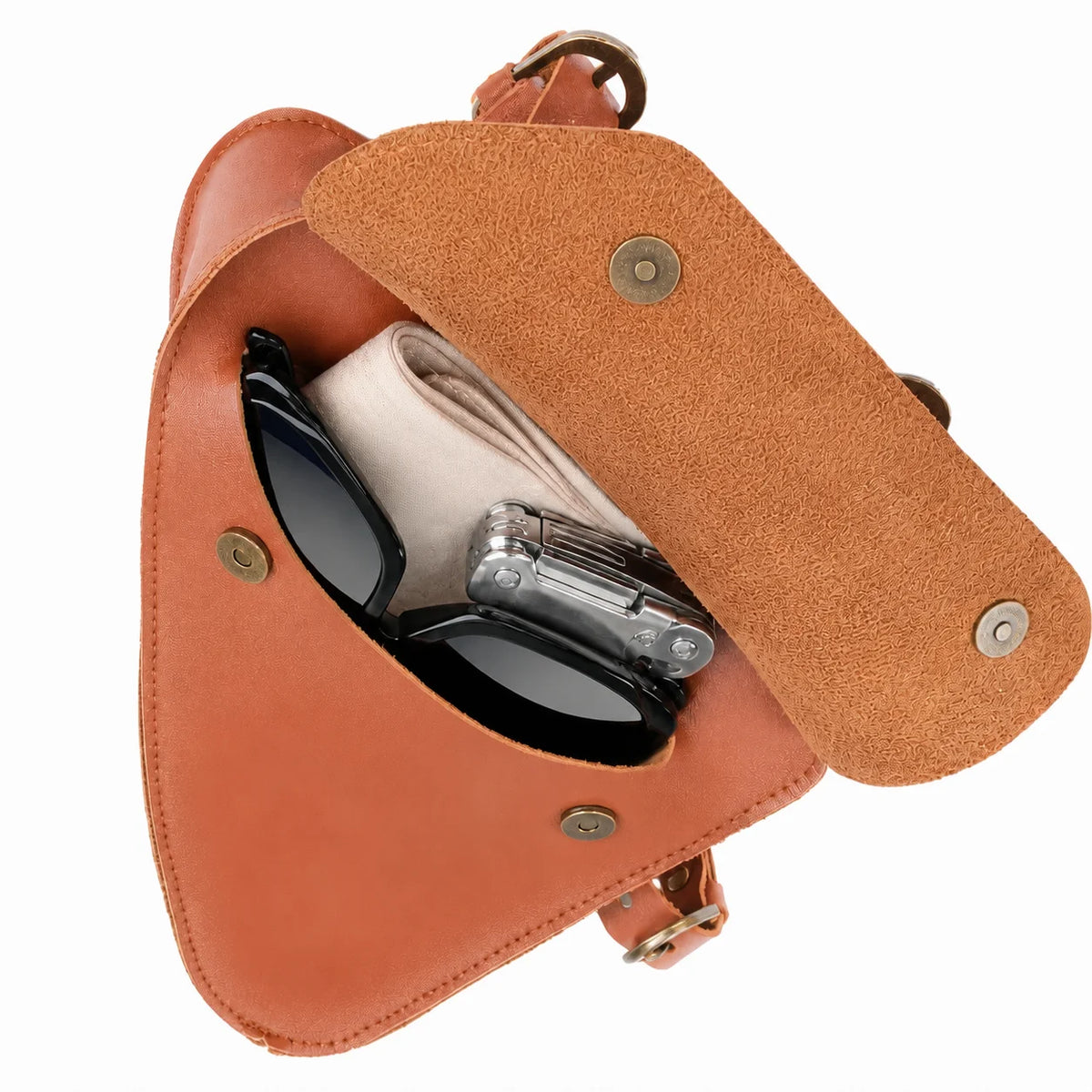 Sacoche de cadre vélo triangulaire en cuir marron ouverte avec lunettes et téléphone