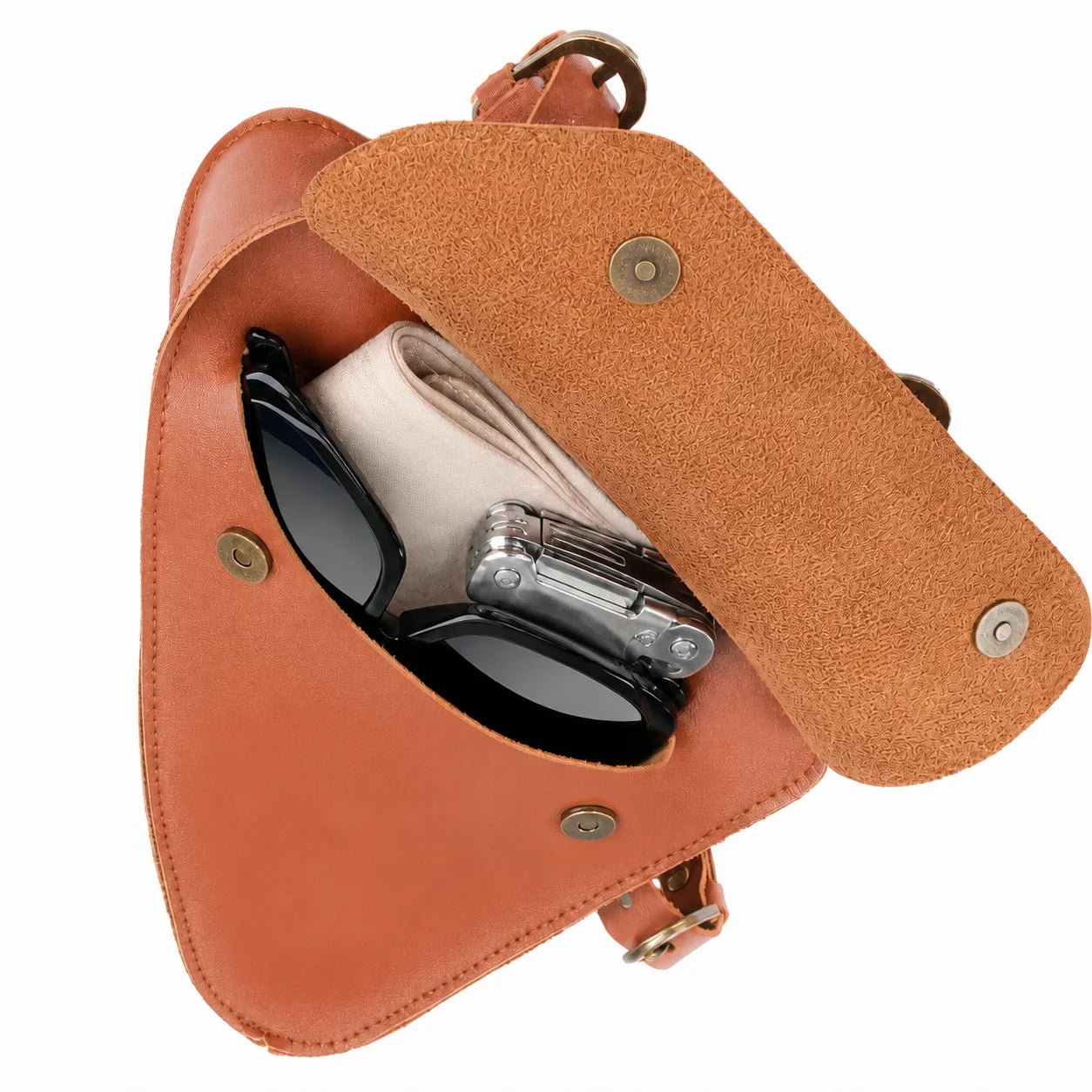 Sacoche de cadre vélo triangulaire en cuir marron ouverte avec lunettes et téléphone