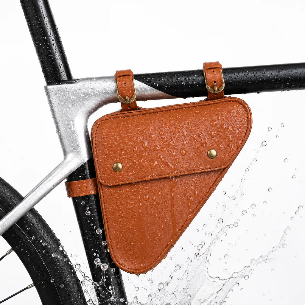 Sacoche de cadre vélo triangulaire en cuir marron fixée sur cadre noir sous la pluie