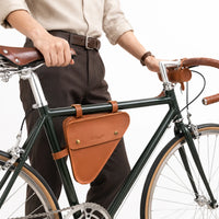 Sacoche de cadre vélo triangulaire en cuir marron vintage avec cycliste sur vélo vert