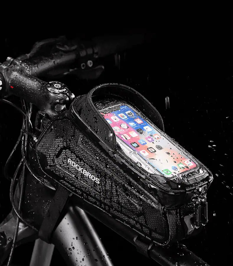 Sacoche de cadre installée sur un vélo, écran du téléphone allumé sous la fenêtre tactile