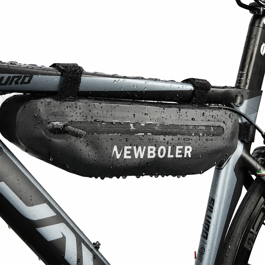 Sacoche cadre vélo étanche imperméable fixée sur le tube supérieur vue de près