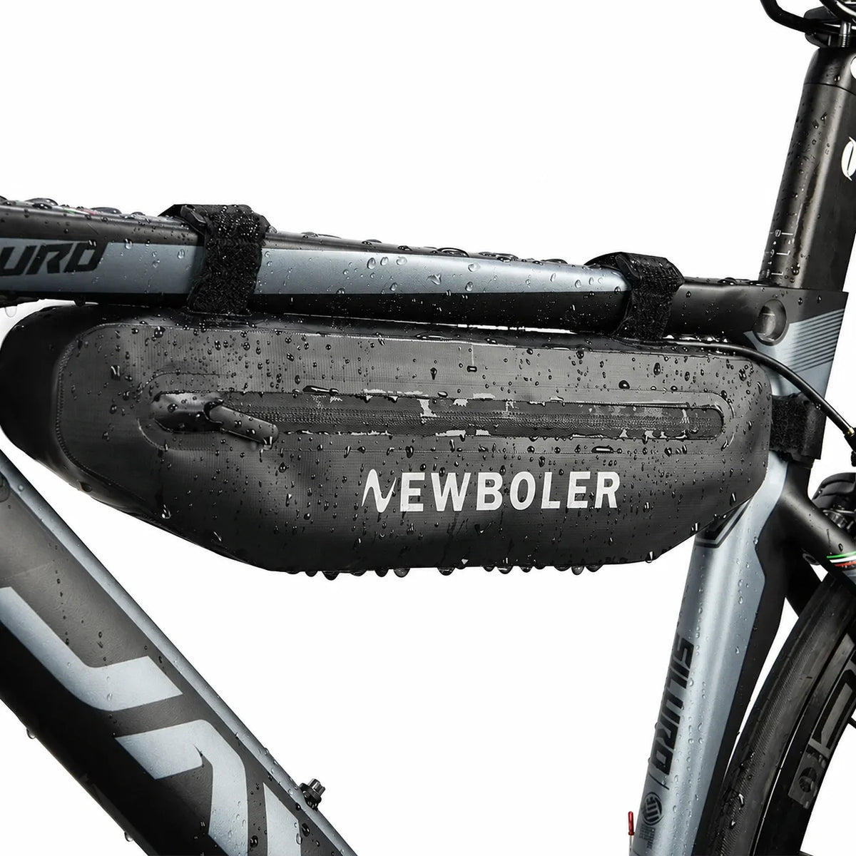 Sacoche cadre vélo étanche imperméable fixée sur le tube supérieur vue de près