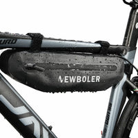 Sacoche cadre vélo étanche imperméable fixée sur le tube supérieur vue de près