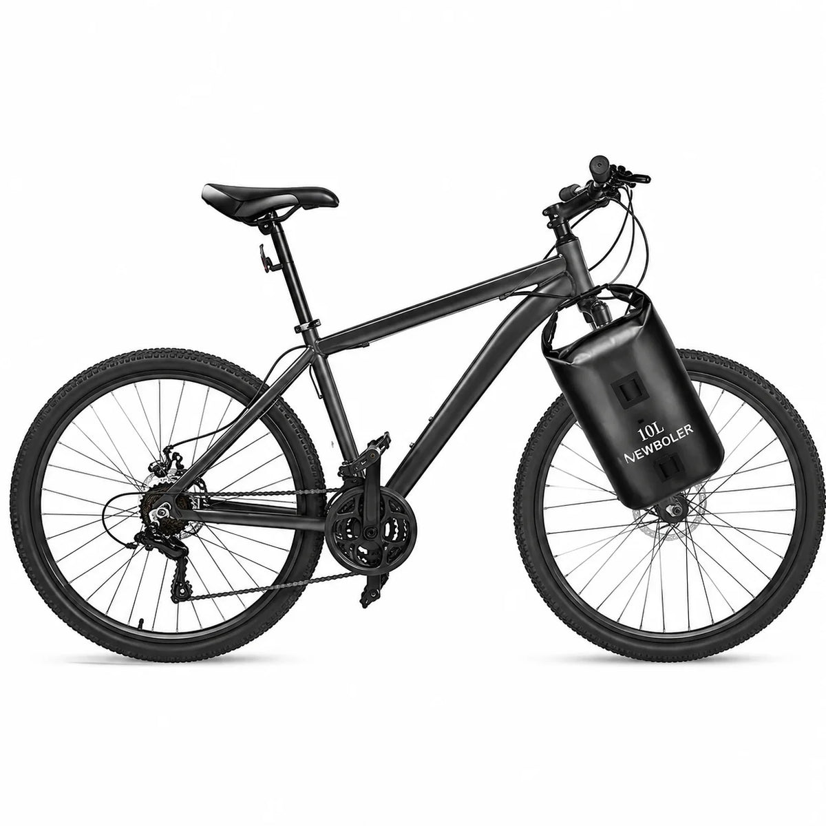 Velo sur fond blanc avec une sacoche de cadre etanche noire de 10 litres fixee dans le triangle du cadre.