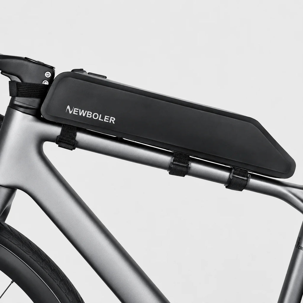 Sacoche de cadre vélo noire fixée sur le triangle avant d'un vélo