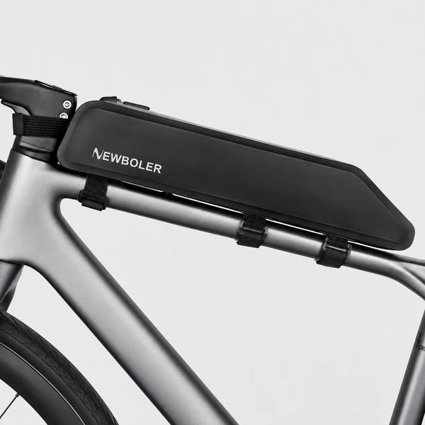 Sacoche de cadre vélo étanche 2L noire fixée sur le tube supérieur
