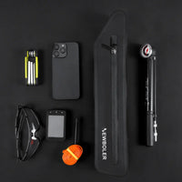Sacoche de cadre velo noire posee avec des accessoires de cyclisme : pompe, multi-outil, telephone, lunettes et GPS.