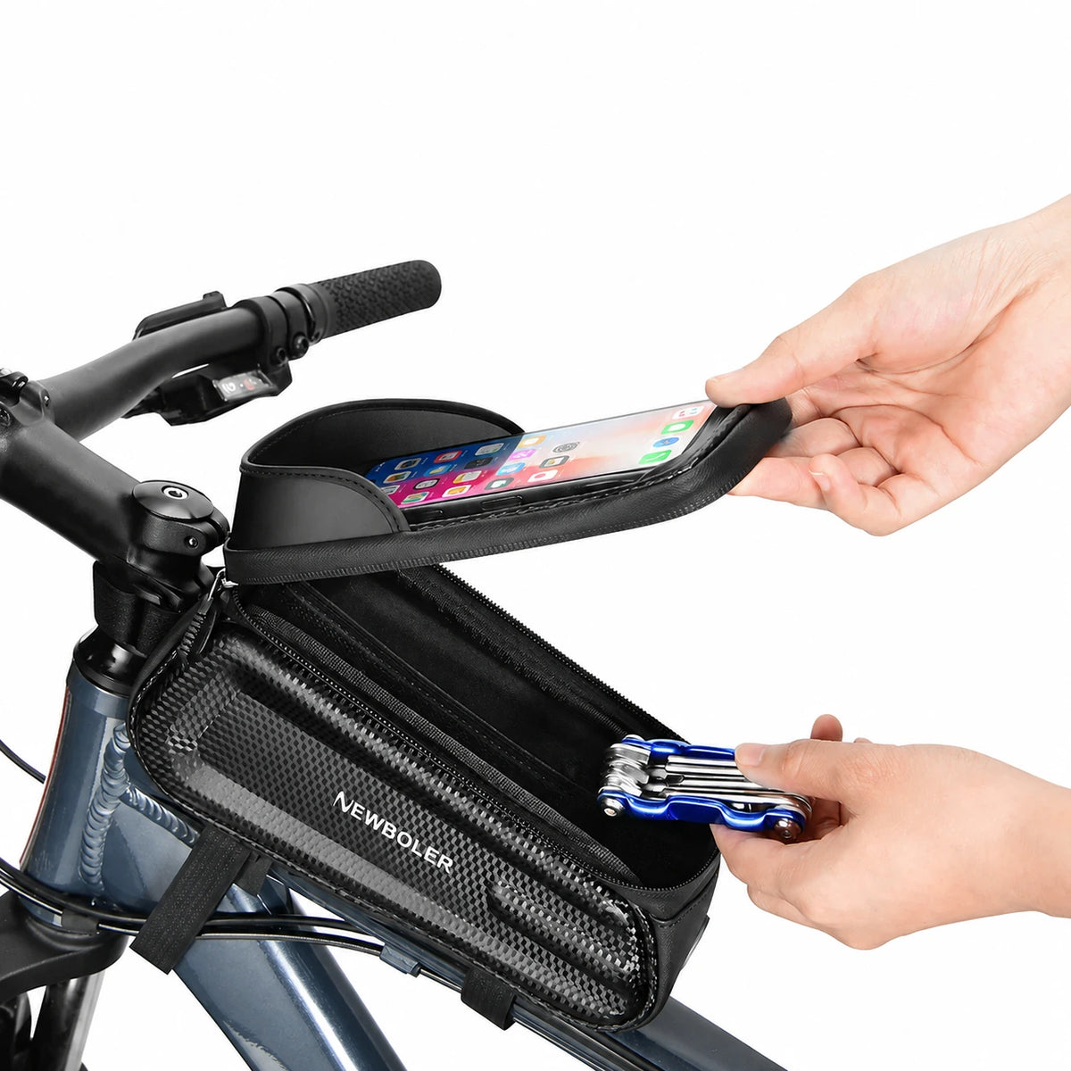 Sacoche de cadre velo noire avec fenetre telephone et poche outils ouverte montrant un telephone et des outils.