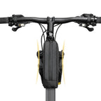 Sacoche de cadre noire installee sous la potence d'un velo, vue de face avec points de fixation