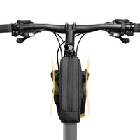Sacoche de cadre noire installee sous la potence d'un velo, vue de face avec points de fixation